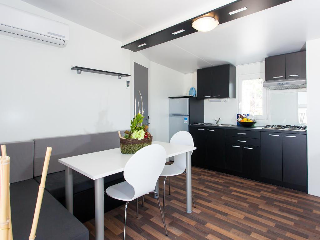 Camping Adria Mobile Homes In Camping Kastanija Novigrad Istria Oda fotoğraf