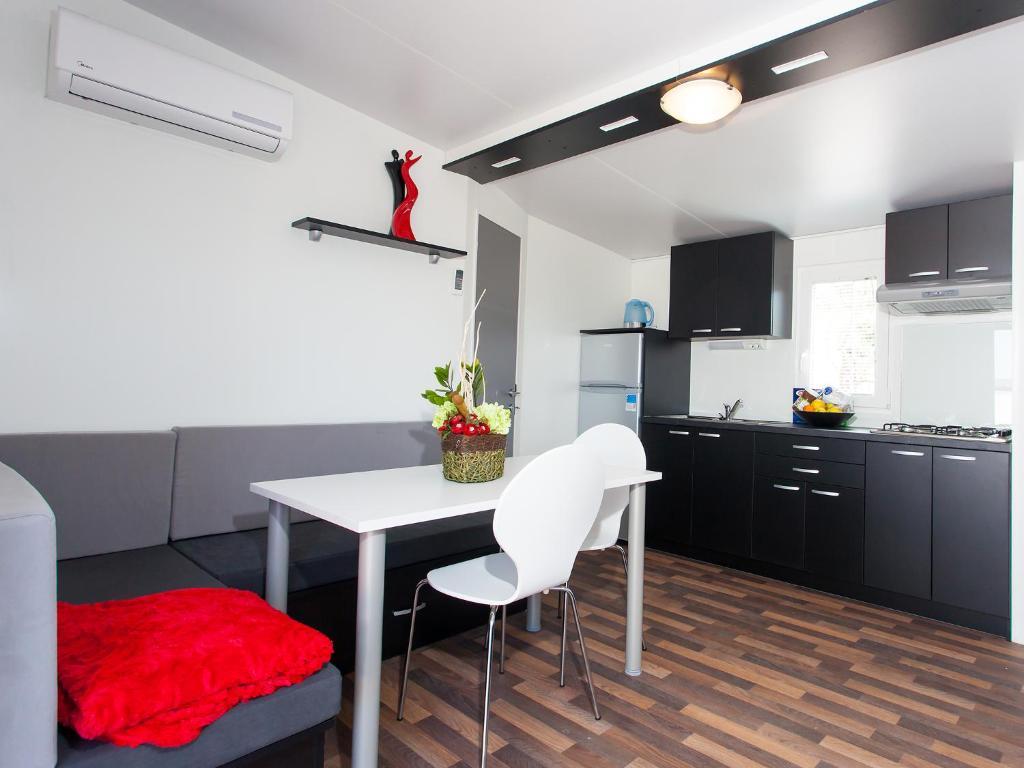 Camping Adria Mobile Homes In Camping Kastanija Novigrad Istria Oda fotoğraf