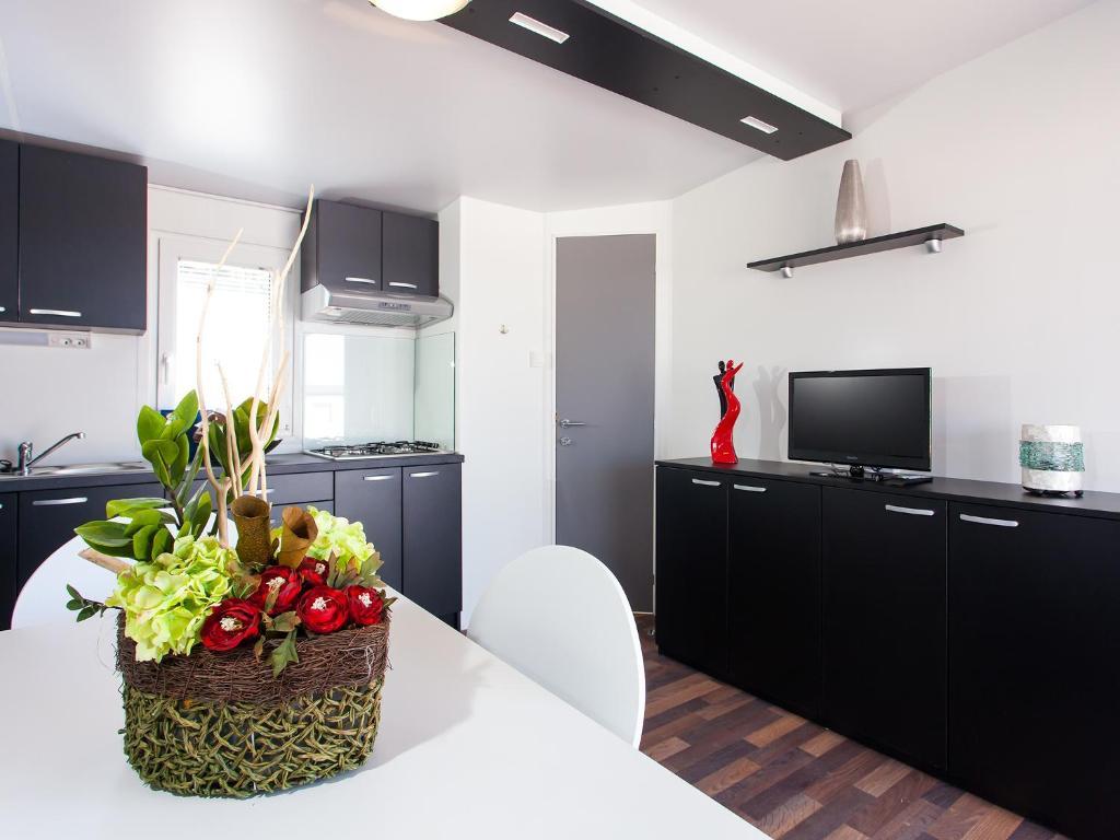 Camping Adria Mobile Homes In Camping Kastanija Novigrad Istria Oda fotoğraf