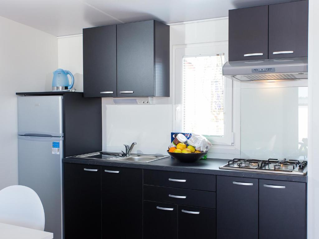 Camping Adria Mobile Homes In Camping Kastanija Novigrad Istria Oda fotoğraf