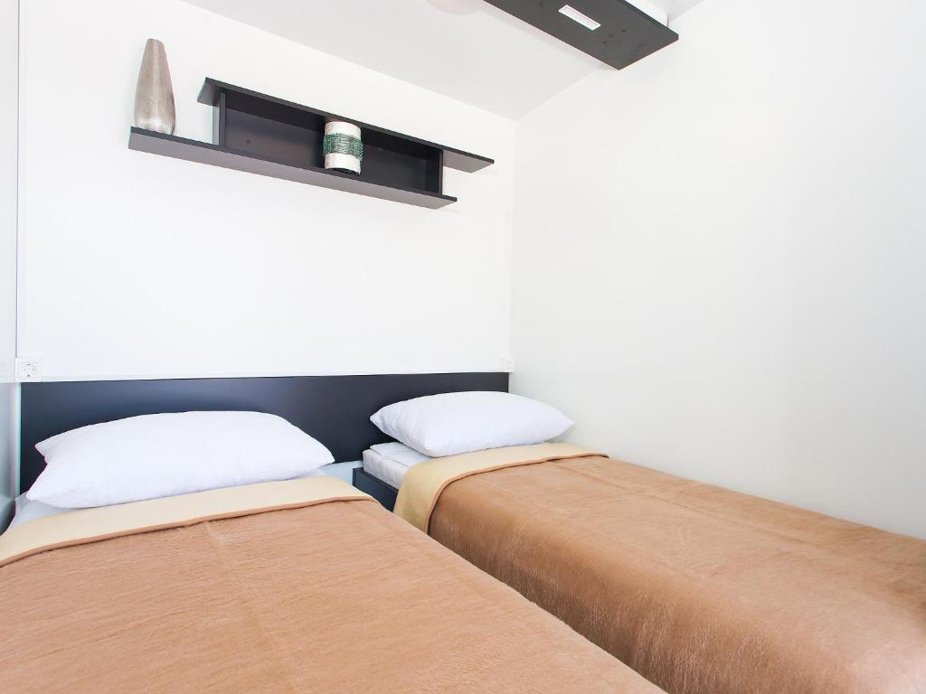 Camping Adria Mobile Homes In Camping Kastanija Novigrad Istria Oda fotoğraf